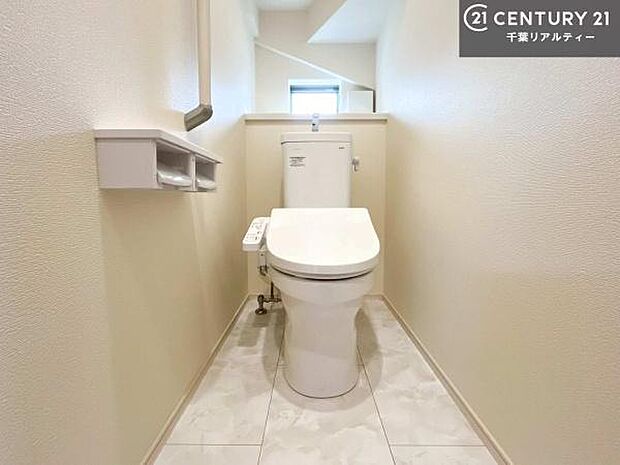 1・2階にトイレがございます！朝の忙しい時間帯も待たずにすみそうですね。白を基調とした清潔感のあるトイレでお手入れがしやすいです！