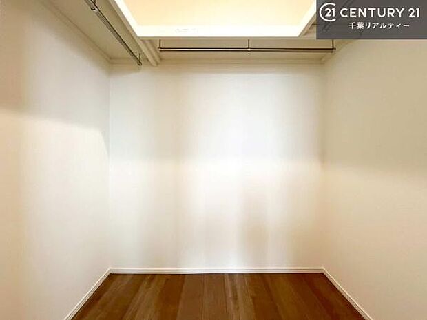 ウォークインクローゼット付きです。たくさんのお洋服などを収納しておけそうですね！他にも扇風機や加湿器など季節物の大きな家電も収納できます。