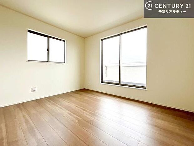 バルコニーに面した洋室。優しい光が差し込む洋室は、朝の目覚めも気持ちが良さそうですね。おうち時間もゆったりと過ごすことができます。