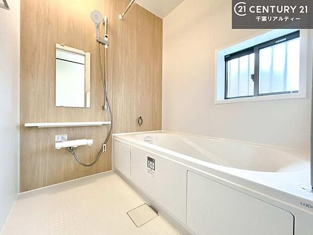 落ち着きある大人の雰囲気のバスルームは、味が出ていてバスタイムが充実！お仕事頑張っているご褒美にお好みの匂いの入浴剤を入れて、楽しんでみてはいかがでしょうか？