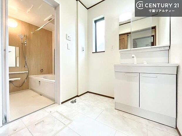 小窓付きの明るい洗面室です！湿気もすぐに入れ替えができて清潔に保つことができます！自然光が差し込むのでお化粧の仕上がりも良くなりますね！