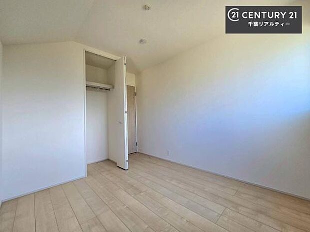 収納スペースが付いているので、急な来客時でも散らかったおもちゃをサッと片づけられて大変便利です!壁面も広々しているので、勉強机やベッドの置き場に困りません!