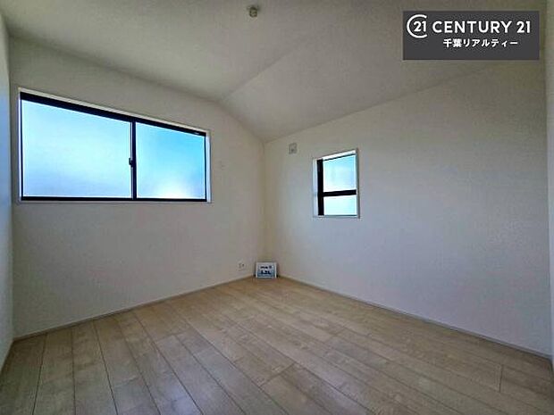 2面採光を確保した明るい室内は、風通しも良く、明るく大変居心地の良い空間となっております。リラックスして過ごせる心地の良いお部屋です!朝の目覚めがスッキリしますね!