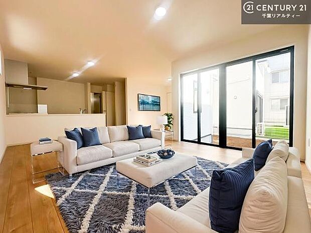 家具はCGパースです。心地良いリビングは家族が自然と集まります。家族団欒の時間が増えそうです。ご家族と、より一層充実した時間を過ごせそうですね。明るく開放的な空間です。【現地販売会開催中】