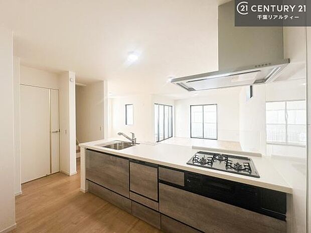 ゆとりある調理スペースで作業がしやすい快適なキッチンです!お子様と一緒にお菓子造りも楽しめる広々スペースです。楽しい調理時間になりそうですね!【現地販売会開催中】