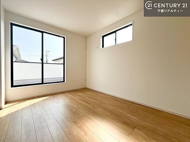 2面採光を確保した明るい室内は、風通しも良く、明るく大変居心地の良い空間となっております。リラックスして過ごせる心地の良いお部屋です!朝の目覚めがスッキリしますね!【現地見学会開催中】