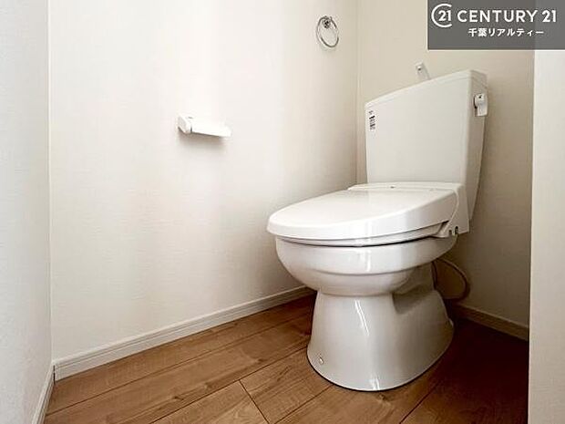 1・2階にトイレがございます!朝の忙しい時間帯も待たずにすみそうですね。白を基調とした清潔感のあるトイレでお手入れがしやすいです!【現地見学会開催中】