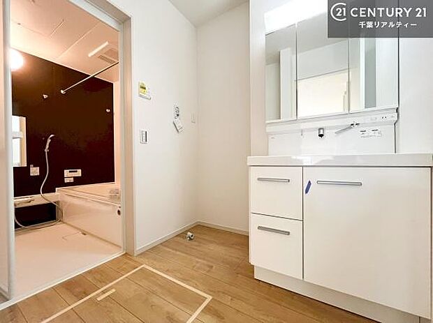 身なりを整える洗面所は、清潔感が大事です!水周りの清潔感のある雰囲気を演出!気持ちよくお使いいただけます。広々したスペースも嬉しいですね!【現地見学会開催中】