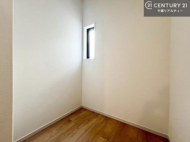 リネン庫があるので収納たっぷりの洗面室!日用品のストックやバスタオルがスッキリと収納できて取り出しやすい!水回りがスッキリ片付いて気持ちの良い空間!