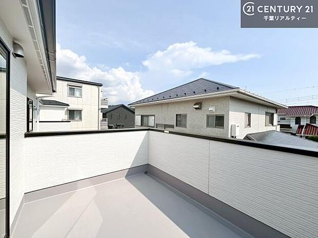 広々としているバルコニーです!お洗濯物を干すのはもちろん風に当たりながらくつろぎタイムが送れます!【現地販売会開催中】