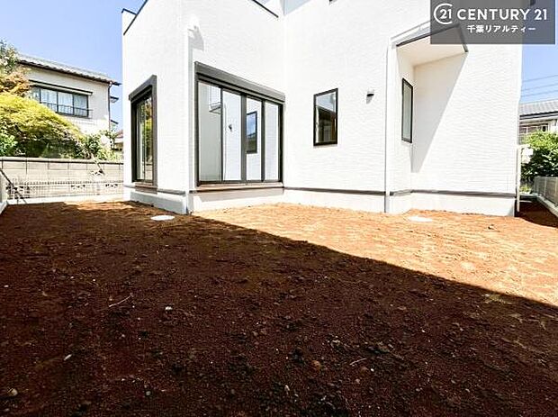 陽当たり良好なお庭です!晴れた日には青い空を見渡せる開放的な時間を楽しめます。ガーデニングや家庭菜園も楽しめます!【現地販売会開催中】