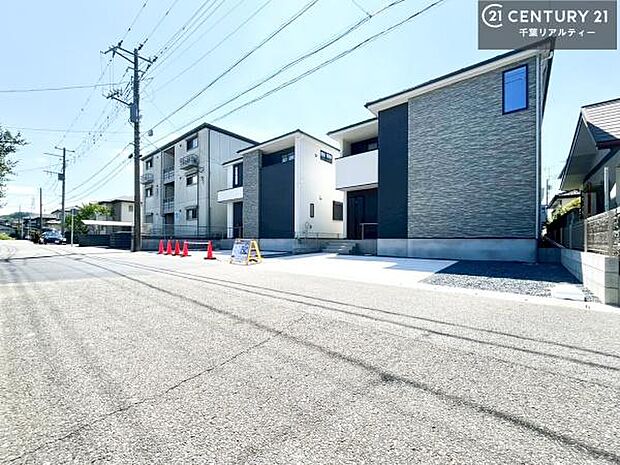 周辺環境や、お客様のご希望に合った物件も一緒にご案内を致します。住宅ローンアドバイザーによるご相談も承ります。当社はお問い合わせに即対応します!お待たせしません!【現地販売会開催中】
