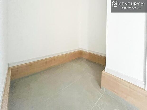 玄関土間収納付き!収納スペースなのでベビーカーやアウトドアの道具がスッキリしまえます!取り出しもラクラク!整理整頓がしやすい!