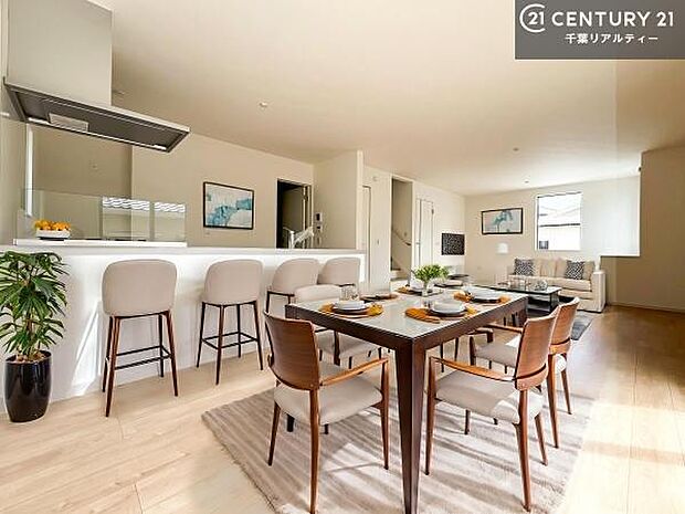 家具はCGパースです。心地良いリビングは家族が自然と集まります。家族団欒の時間が増えそうです。ご家族と、より一層充実した時間を過ごせそうですね。明るく開放的な空間です。