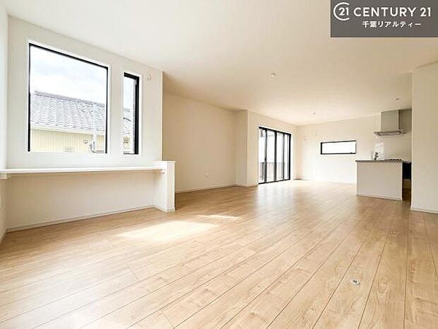 大きな窓からたっぷりの陽ざしが入る明るいリビング。開放感のあるリビングで家族団らんのくつろぎの時間を過ごせます。