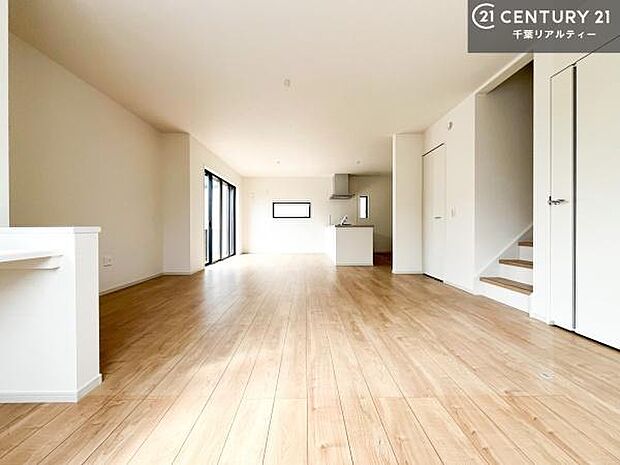 広々ダイニングスペース!ゆったりお食事。笑い声響く楽しい時間が過ごせます。日々の疲れも癒されます!