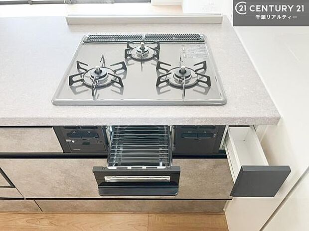 コンロは三口あるのでお料理の同時進行ができます。もちろんグリル付きです。調理スペースも広々している為作業がしやすい!使い勝手が良いシステムキッチンです!