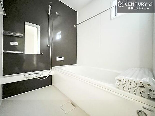 落ち着きある大人の雰囲気のバスルームは、味が出ていてバスタイムが充実!お仕事頑張っているご褒美にお好みの匂いの入浴剤を入れて、楽しんでみてはいかがでしょうか?