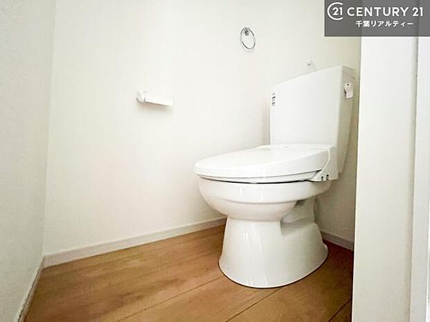 1・2階にトイレがございます!朝の忙しい時間帯も待たずにすみそうですね。白を基調とした清潔感のあるトイレでお手入れがしやすいです!
