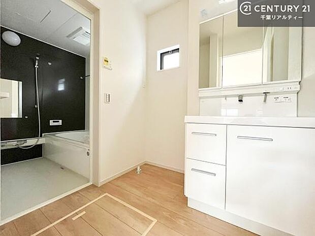 三面鏡仕様の洗面所は、身だしなみがしやすい造り!裏は収納になっています。ドライヤーやお化粧道具を片付けられるので洗面台周りをスッキリと見せることが出来ます!