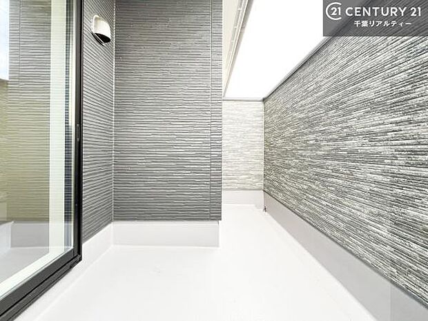 広々としたバルコニーで一日の始まりをスタート!お洗濯ものをたっぷり気持ちよく干せます!