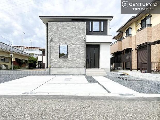 駐車スペースは2台分あります!セカンドカーはもちろん、バイクや自転車なども置き場所に困りません。(OP3台可)