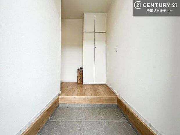 落ち着いた雰囲気の玄関です。オシャレな玄関で家族やお客様を送迎できるのはいいですね!