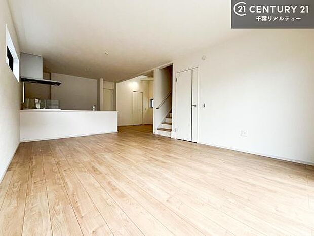 優しい陽だまりがリビングを包んでくれて居心地の良い空間を演出してくれます!自然と家族が集い会話が増える心地よい空間!