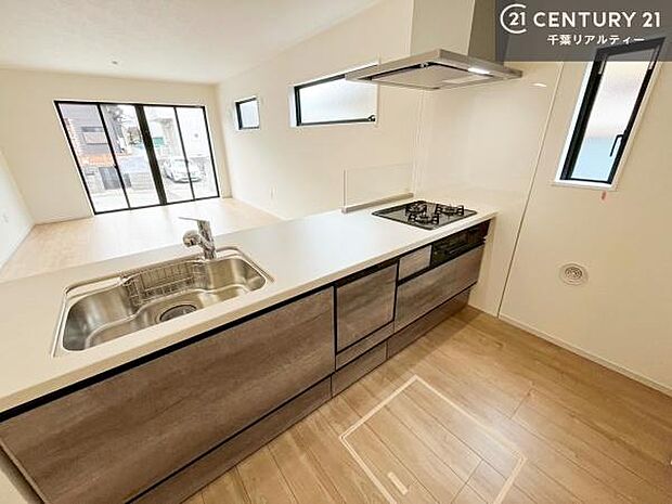 大人気の対面式システムキッチンを採用しています!ご家族のコミュニケーションが自然と増える設計です。お子様にも目が届くので嬉しいですね。収納力もあります!