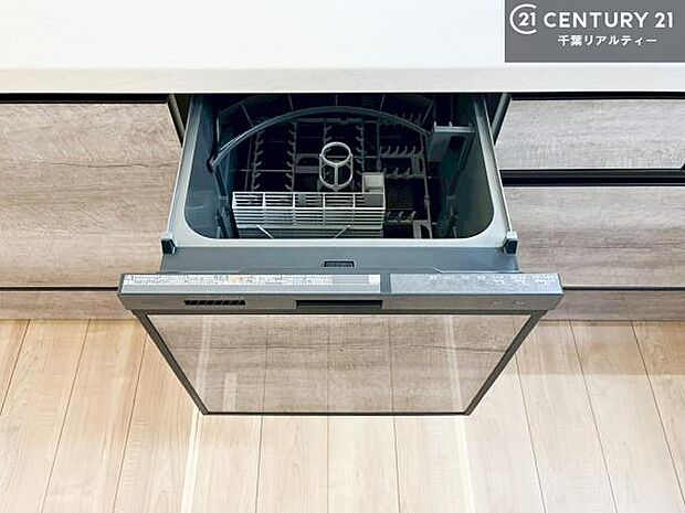 食洗機付き!忙しい時や冬場は手荒れ防止として大活躍します!ビルトイン仕様なので、場所も取らず調理スペースも広く使えて手際よく作業が出来ます!