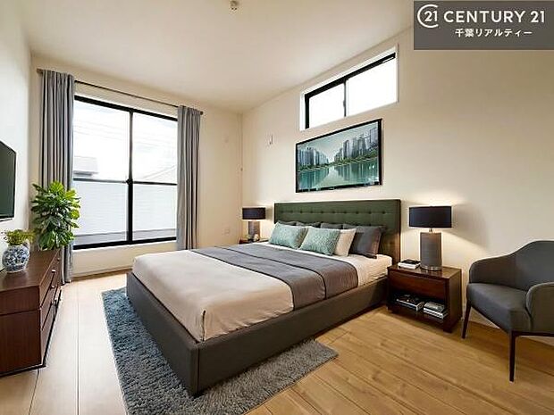 家具はCGパースです。優しい光が差し込む洋室は、朝の目覚めも気持ちが良さそうですね。おうち時間もゆったりと過ごすことができます。優しい色合いのフローリングがどんな家具にもマッチします!