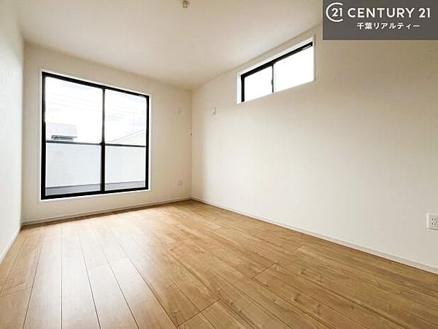 優しい光が差し込む洋室は、朝の目覚めも気持ちが良さそうですね。おうち時間もゆったりと過ごすことができます。