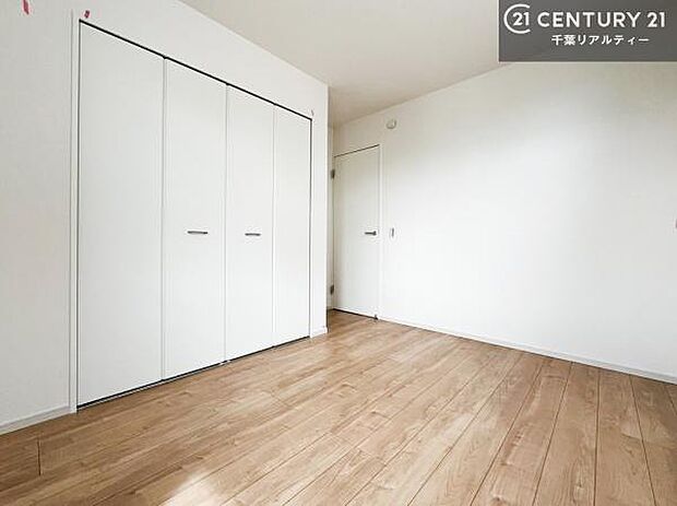 収納スペースがついています!居室をスッキリ整頓する事ができますね。家具を選ばないシンプルなデザインの為、家具を選ばずお気に入りの空間作りができそうですね。