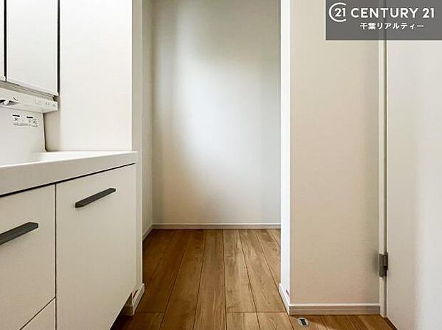 リネン庫があるので収納たっぷりの洗面室!日用品のストックやバスタオルがスッキリと収納できて取り出しやすい!水回りがスッキリ片付いて気持ちの良い空間!