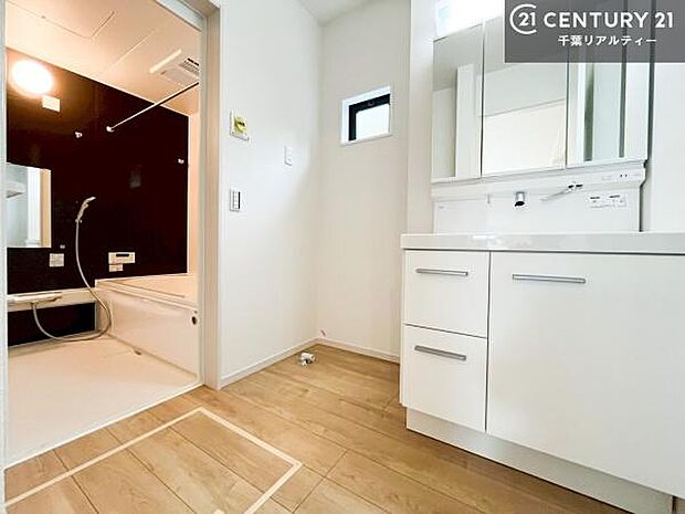 小窓付きの明るい洗面室です!湿気もすぐに入れ替えができて清潔に保つことができます!自然光が差し込むのでお化粧の仕上がりも良くなりますね!