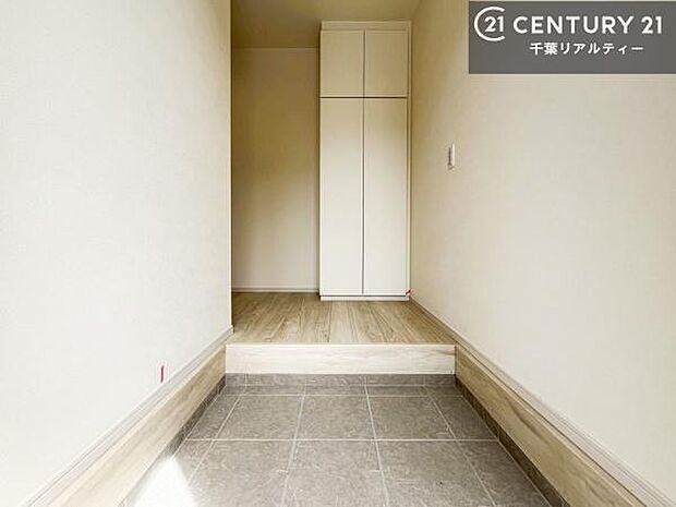 疲れて帰ってきても、ただいま!を言いたくなる、優しく迎え入れてくれる空間になっています。明るく温もり溢れる玄関です!