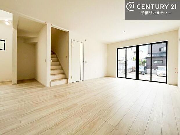 リビングに収納があることで隠したいものを収納できるのでスッキリ片付きます!