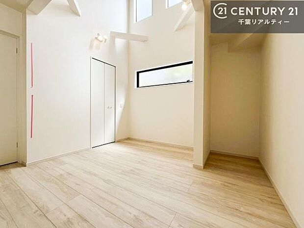 上部吹き抜けで明るく開放的な空間です。心地良いリビングは家族が自然と集まります。家族団欒の時間が増えそうです。ご家族と、より一層充実した時間を過ごせそうですね。