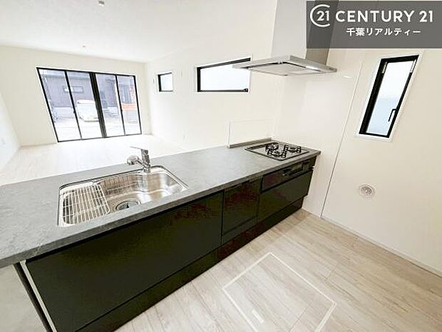 大人気の対面式システムキッチンを採用しています!ご家族のコミュニケーションが自然と増える設計です。お子様にも目が届くので嬉しいですね。収納力もあります!