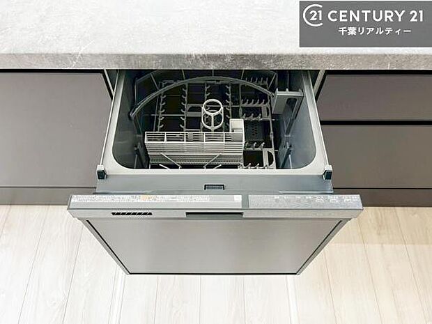 食洗機付き!忙しい時や冬場は手荒れ防止として大活躍します!ビルトイン仕様なので、場所も取らず調理スペースも広く使えて手際よく作業が出来ます!