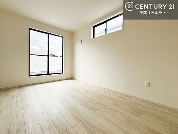 優しい光が差し込む洋室は、朝の目覚めも気持ちが良さそうですね。おうち時間もゆったりと過ごすことができます。