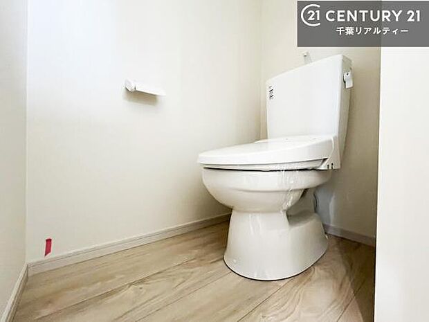 1・2階にトイレがございます!朝の忙しい時間帯も待たずにすみそうですね。白を基調とした清潔感のあるトイレでお手入れがしやすいです!