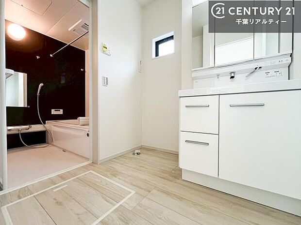 三面鏡仕様の洗面所は、身だしなみがしやすい造り!裏は収納になっています。ドライヤーやお化粧道具を片付けられるので洗面台周りをスッキリと見せることが出来ます!