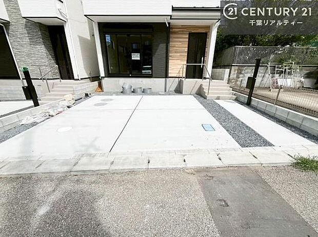 駐車スペースは2台分あります!セカンドカーはもちろん、バイクや自転車なども置き場所に困りません。