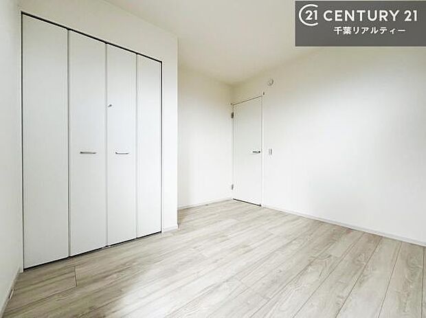 収納スペースがついています!居室をスッキリ整頓する事ができますね。家具を選ばないシンプルなデザインの為、家具を選ばずお気に入りの空間作りができそうですね。