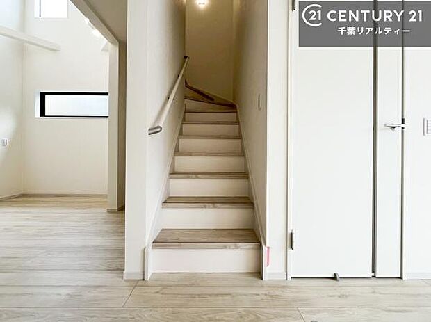 リビングイン階段でコミュニケーションが取りやすいリビング!広々しているのでソファーやダイニングテーブルを置いても窮屈にならず快適に過ごせます!