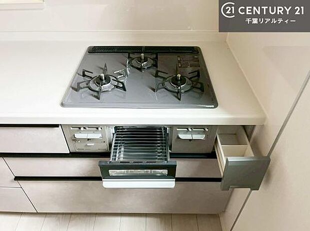 コンロは三口あるのでお料理の同時進行ができます。もちろんグリル付きです。調理スペースも広々している為作業がしやすい!使い勝手が良いシステムキッチンです!