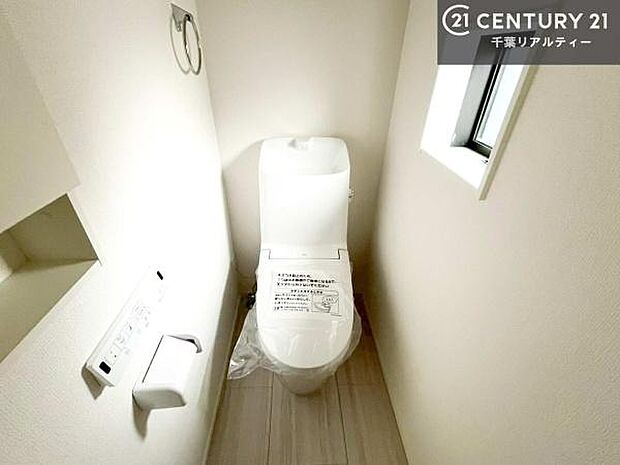 1・2階にトイレがございます!朝の忙しい時間帯も待たずにすみそうですね。白を基調とした清潔感のあるトイレでお手入れがしやすいです!