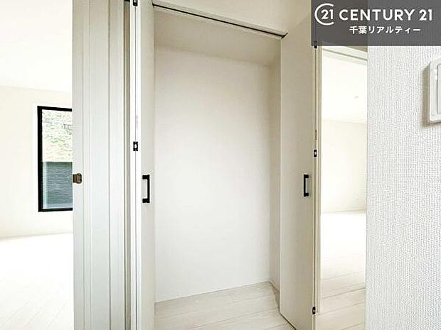 住空間をすっきり使うためには必須ポイントの収納スペースですよね。是非現地でご確認ください!