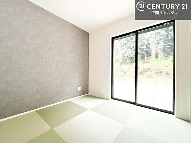 タタミの香りが安らぎを与える、リラックス空間。窓も大きく開放感のある和室となっております。日本人の心感じる「和」の空間。井草の香り漂う空間は癒しのひと時を演出してくれます！